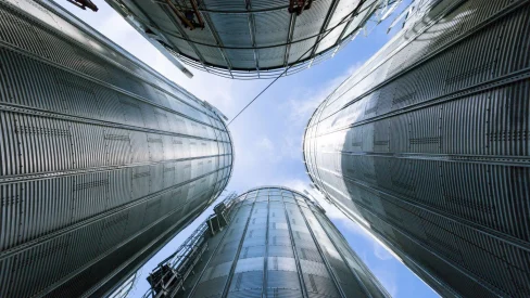 El futuro del almacenamiento industrial en acero inoxidable