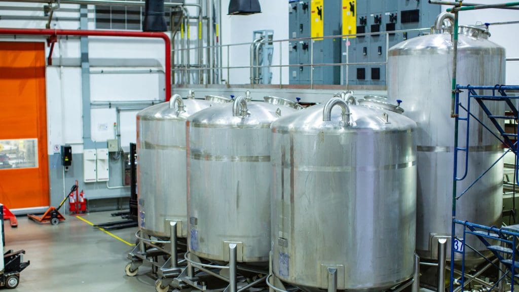 Diferencias-entre-depositos-acero-inoxidable-y-otros-materiales-para-vino-1024×576